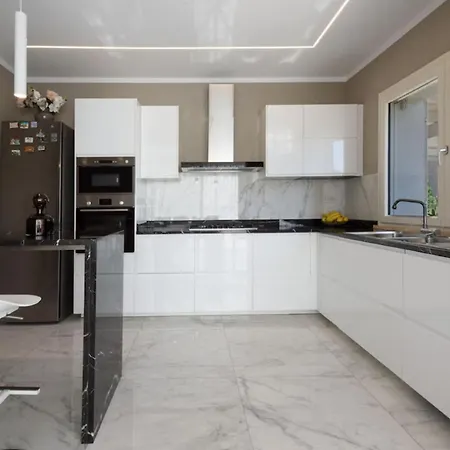 Casa Di Famiglia Con Piscina Apartamento