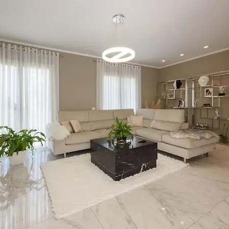 Casa Di Famiglia Con Piscina Apartamento