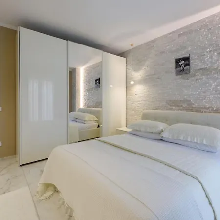 Casa Di Famiglia Con Piscina *