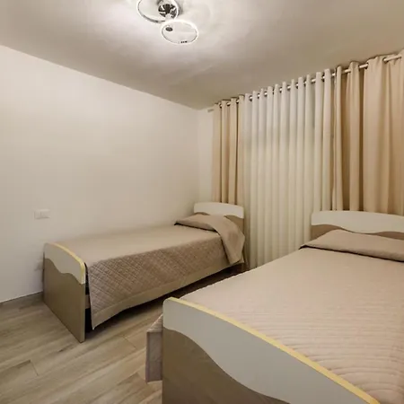 Casa Di Famiglia Con Piscina *