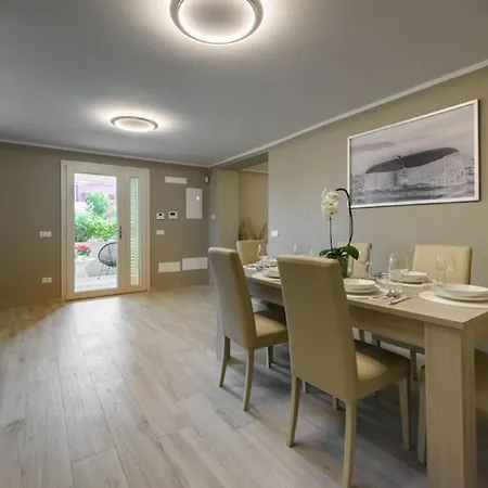 Casa Di Famiglia Con Piscina Apartamento