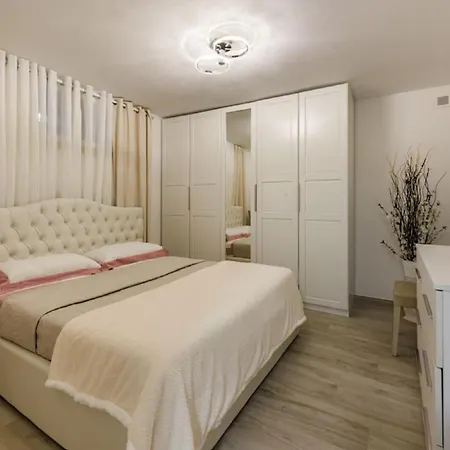 Casa Di Famiglia Con Piscina Apartamento
